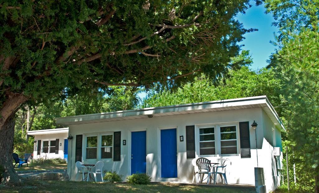 The Easterner Motel Southampton Room photo